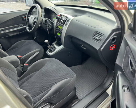 Сірий Хендай Туксон, об'ємом двигуна 2 л та пробігом 257 тис. км за 6550 $, фото 19 на Automoto.ua