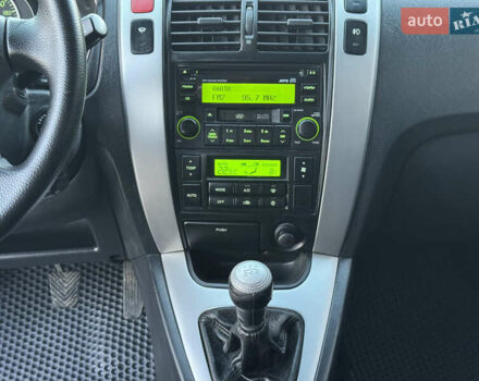 Серый Хендай Туксон, объемом двигателя 1.99 л и пробегом 315 тыс. км за 7300 $, фото 22 на Automoto.ua