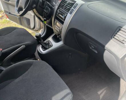 Серый Хендай Туксон, объемом двигателя 2 л и пробегом 217 тыс. км за 7800 $, фото 3 на Automoto.ua