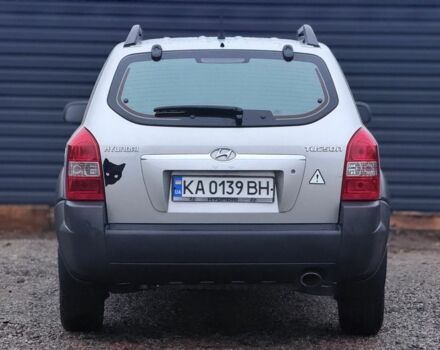 Серый Хендай Туксон, объемом двигателя 2 л и пробегом 305 тыс. км за 7200 $, фото 7 на Automoto.ua