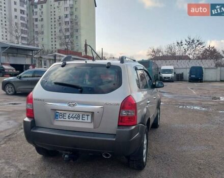 Серый Хендай Туксон, объемом двигателя 2 л и пробегом 168 тыс. км за 7000 $, фото 7 на Automoto.ua