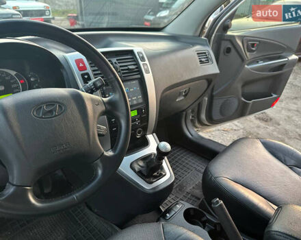 Серый Хендай Туксон, объемом двигателя 1.98 л и пробегом 167 тыс. км за 7300 $, фото 13 на Automoto.ua