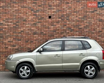 Серый Хендай Туксон, объемом двигателя 2 л и пробегом 271 тыс. км за 7400 $, фото 4 на Automoto.ua