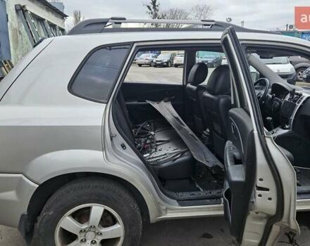Серый Хендай Туксон, объемом двигателя 2 л и пробегом 330 тыс. км за 4000 $, фото 14 на Automoto.ua