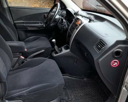 Сірий Хендай Туксон, об'ємом двигуна 2 л та пробігом 182 тис. км за 8800 $, фото 15 на Automoto.ua