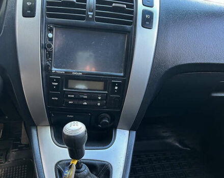 Серый Хендай Туксон, объемом двигателя 1.98 л и пробегом 269 тыс. км за 7500 $, фото 20 на Automoto.ua