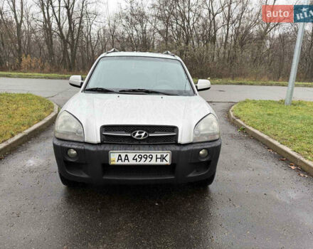 Серый Хендай Туксон, объемом двигателя 1.98 л и пробегом 220 тыс. км за 6200 $, фото 1 на Automoto.ua