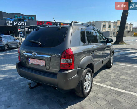 Сірий Хендай Туксон, об'ємом двигуна 1.98 л та пробігом 169 тис. км за 7300 $, фото 3 на Automoto.ua