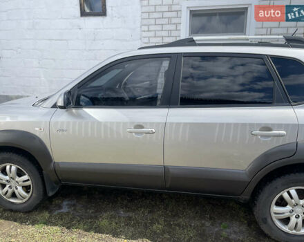 Серый Хендай Туксон, объемом двигателя 2 л и пробегом 217 тыс. км за 7800 $, фото 1 на Automoto.ua