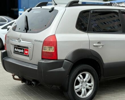 Серый Хендай Туксон, объемом двигателя 2 л и пробегом 214 тыс. км за 7990 $, фото 3 на Automoto.ua