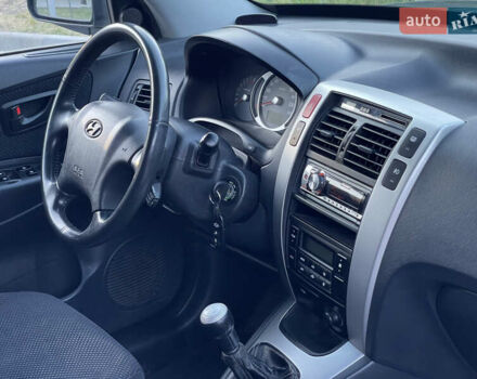 Серый Хендай Туксон, объемом двигателя 2 л и пробегом 182 тыс. км за 7600 $, фото 26 на Automoto.ua