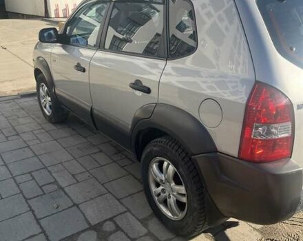 Серый Хендай Туксон, объемом двигателя 2 л и пробегом 161 тыс. км за 7000 $, фото 4 на Automoto.ua