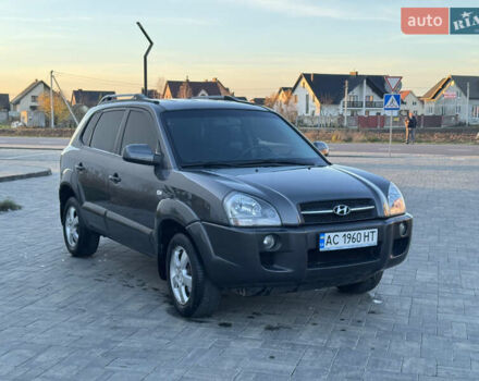 Серый Хендай Туксон, объемом двигателя 1.99 л и пробегом 315 тыс. км за 7300 $, фото 1 на Automoto.ua