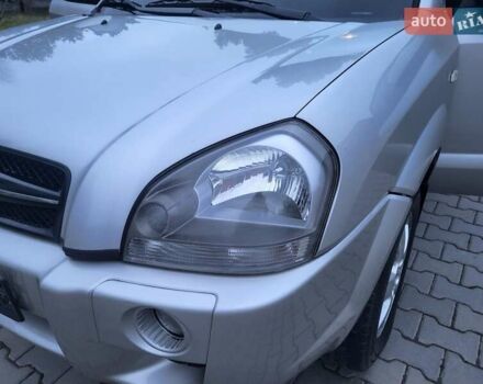 Серый Хендай Туксон, объемом двигателя 2 л и пробегом 240 тыс. км за 8300 $, фото 92 на Automoto.ua