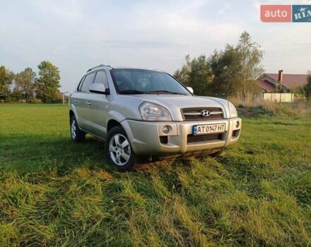 Серый Хендай Туксон, объемом двигателя 1.99 л и пробегом 239 тыс. км за 7800 $, фото 4 на Automoto.ua