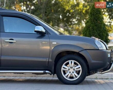 Серый Хендай Туксон, объемом двигателя 1.98 л и пробегом 282 тыс. км за 8350 $, фото 12 на Automoto.ua