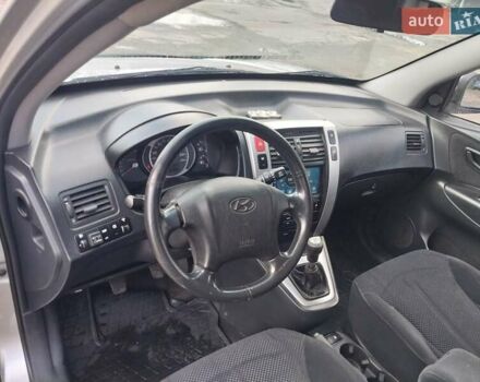Серый Хендай Туксон, объемом двигателя 2 л и пробегом 168 тыс. км за 7000 $, фото 15 на Automoto.ua