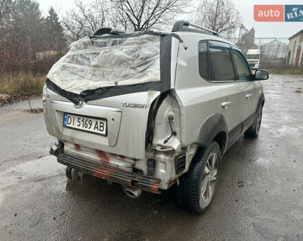 Серый Хендай Туксон, объемом двигателя 1.98 л и пробегом 340 тыс. км за 3999 $, фото 3 на Automoto.ua
