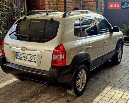 Сірий Хендай Туксон, об'ємом двигуна 2 л та пробігом 198 тис. км за 8250 $, фото 5 на Automoto.ua