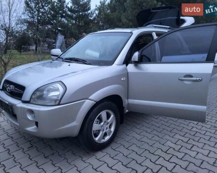 Серый Хендай Туксон, объемом двигателя 2 л и пробегом 240 тыс. км за 8300 $, фото 89 на Automoto.ua