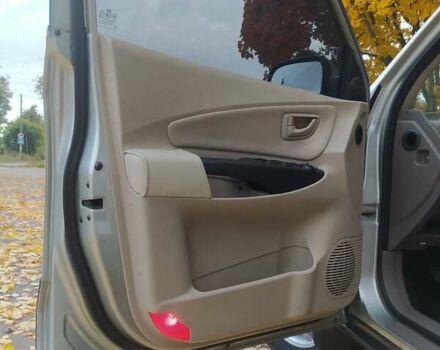 Серый Хендай Туксон, объемом двигателя 1.98 л и пробегом 250 тыс. км за 7300 $, фото 4 на Automoto.ua