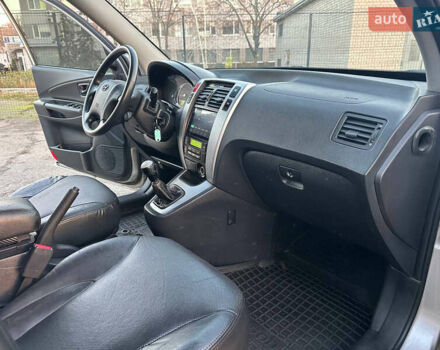 Серый Хендай Туксон, объемом двигателя 1.98 л и пробегом 167 тыс. км за 7300 $, фото 25 на Automoto.ua