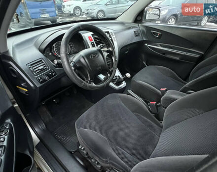 Сірий Хендай Туксон, об'ємом двигуна 2 л та пробігом 257 тис. км за 6550 $, фото 14 на Automoto.ua