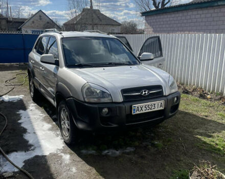 Серый Хендай Туксон, объемом двигателя 2 л и пробегом 217 тыс. км за 7800 $, фото 2 на Automoto.ua
