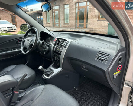 Серый Хендай Туксон, объемом двигателя 1.98 л и пробегом 217 тыс. км за 8500 $, фото 44 на Automoto.ua