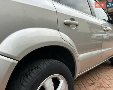 Серый Хендай Туксон, объемом двигателя 1.98 л и пробегом 217 тыс. км за 8500 $, фото 18 на Automoto.ua