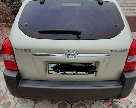 Серый Хендай Туксон, объемом двигателя 2 л и пробегом 217 тыс. км за 9800 $, фото 2 на Automoto.ua