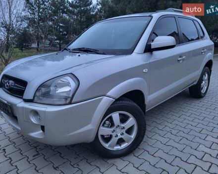 Серый Хендай Туксон, объемом двигателя 2 л и пробегом 240 тыс. км за 8300 $, фото 2 на Automoto.ua