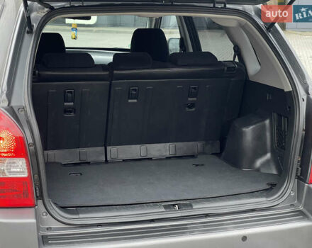 Серый Хендай Туксон, объемом двигателя 2 л и пробегом 182 тыс. км за 7600 $, фото 50 на Automoto.ua