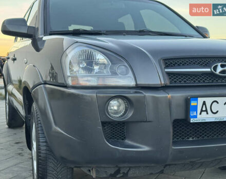 Серый Хендай Туксон, объемом двигателя 1.99 л и пробегом 315 тыс. км за 7300 $, фото 3 на Automoto.ua