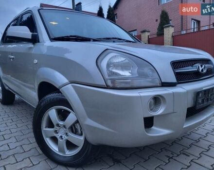 Серый Хендай Туксон, объемом двигателя 2 л и пробегом 240 тыс. км за 8300 $, фото 4 на Automoto.ua