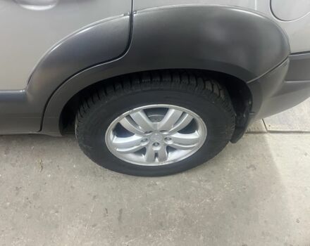 Серый Хендай Туксон, объемом двигателя 2 л и пробегом 152 тыс. км за 10000 $, фото 4 на Automoto.ua