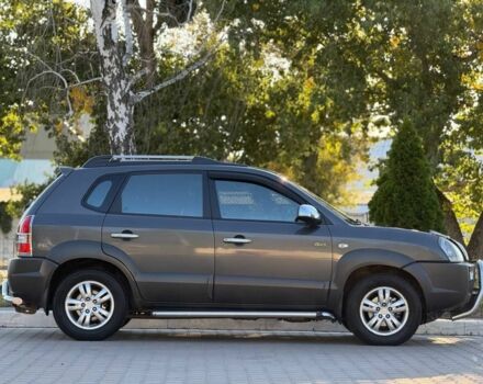 Серый Хендай Туксон, объемом двигателя 2 л и пробегом 282 тыс. км за 7950 $, фото 6 на Automoto.ua