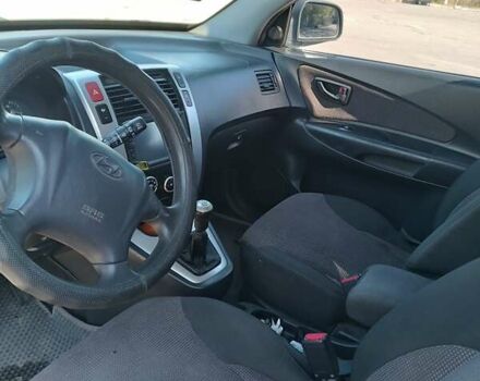 Серый Хендай Туксон, объемом двигателя 1.98 л и пробегом 235 тыс. км за 7500 $, фото 4 на Automoto.ua