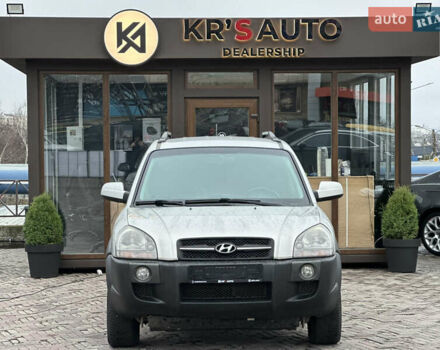 Серый Хендай Туксон, объемом двигателя 2 л и пробегом 232 тыс. км за 7200 $, фото 3 на Automoto.ua