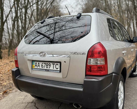 Серый Хендай Туксон, объемом двигателя 1.98 л и пробегом 269 тыс. км за 7100 $, фото 3 на Automoto.ua