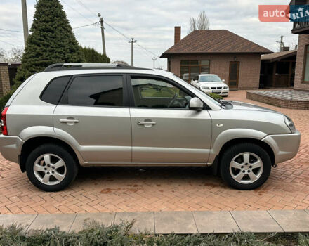 Серый Хендай Туксон, объемом двигателя 1.98 л и пробегом 217 тыс. км за 8500 $, фото 13 на Automoto.ua