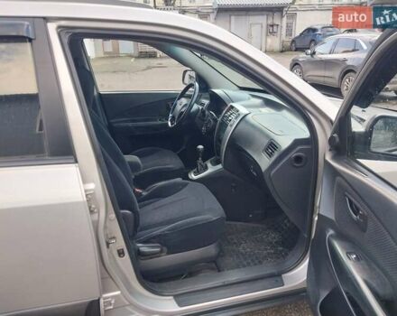 Серый Хендай Туксон, объемом двигателя 2 л и пробегом 168 тыс. км за 7000 $, фото 19 на Automoto.ua