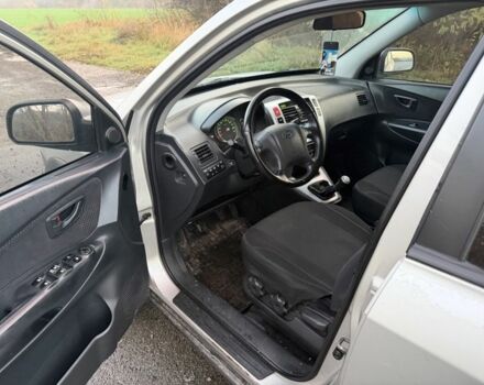 Хендай Туксон 2007 у Ахтырке на Automoto.ua Сірий Хендай Туксон, об'ємом двигуна 2 л та пробігом 192 тис. км за 6950 $, фото 9 на Automoto.ua