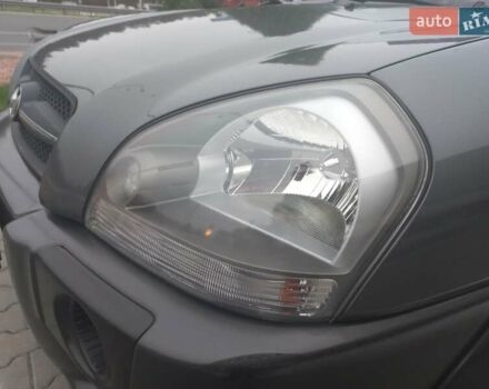 Сірий Хендай Туксон, об'ємом двигуна 2 л та пробігом 190 тис. км за 8600 $, фото 38 на Automoto.ua