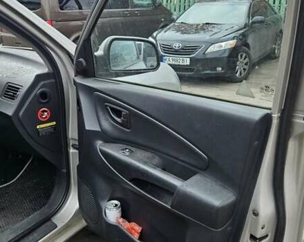 Серый Хендай Туксон, объемом двигателя 2 л и пробегом 330 тыс. км за 4000 $, фото 10 на Automoto.ua