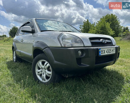 Сірий Хендай Туксон, об'ємом двигуна 1.98 л та пробігом 277 тис. км за 7650 $, фото 2 на Automoto.ua