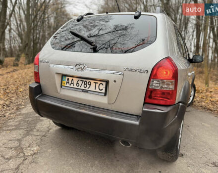 Серый Хендай Туксон, объемом двигателя 1.98 л и пробегом 269 тыс. км за 7100 $, фото 40 на Automoto.ua
