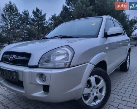 Серый Хендай Туксон, объемом двигателя 2 л и пробегом 240 тыс. км за 8300 $, фото 1 на Automoto.ua