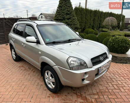 Серый Хендай Туксон, объемом двигателя 1.98 л и пробегом 217 тыс. км за 8500 $, фото 3 на Automoto.ua