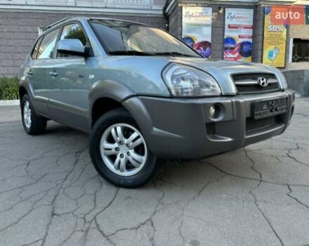 Серый Хендай Туксон, объемом двигателя 2 л и пробегом 110 тыс. км за 10200 $, фото 2 на Automoto.ua